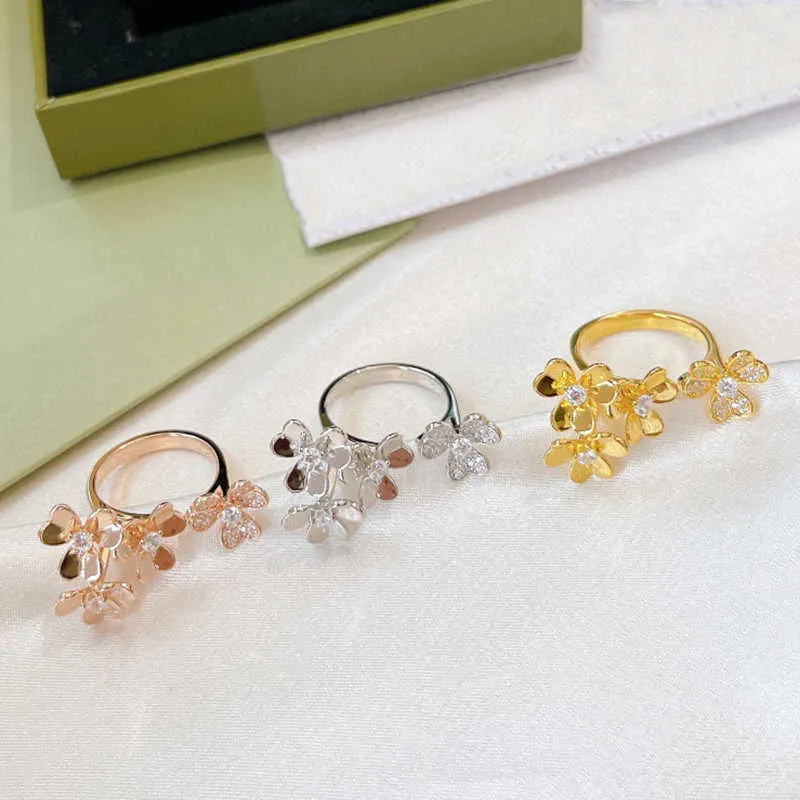 New Hot Brand Fashion Party Jewelry For Women Gold Color 4 Flower Rings Cuff Adjustable Rings Wedding Jewelry Rings Luxury Brand