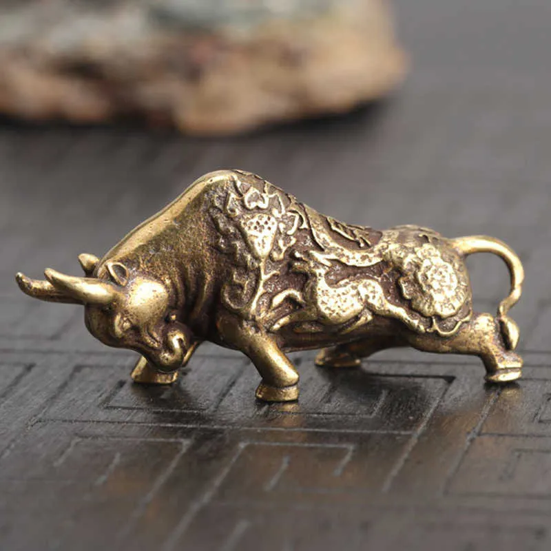 Akcesoria Bull Ornament Rzeźba Miedź Miniatury Figurki Dekoracji Dekoracji Bull Ornament wykonany z czystej miedzi ręcznie linie Y0910