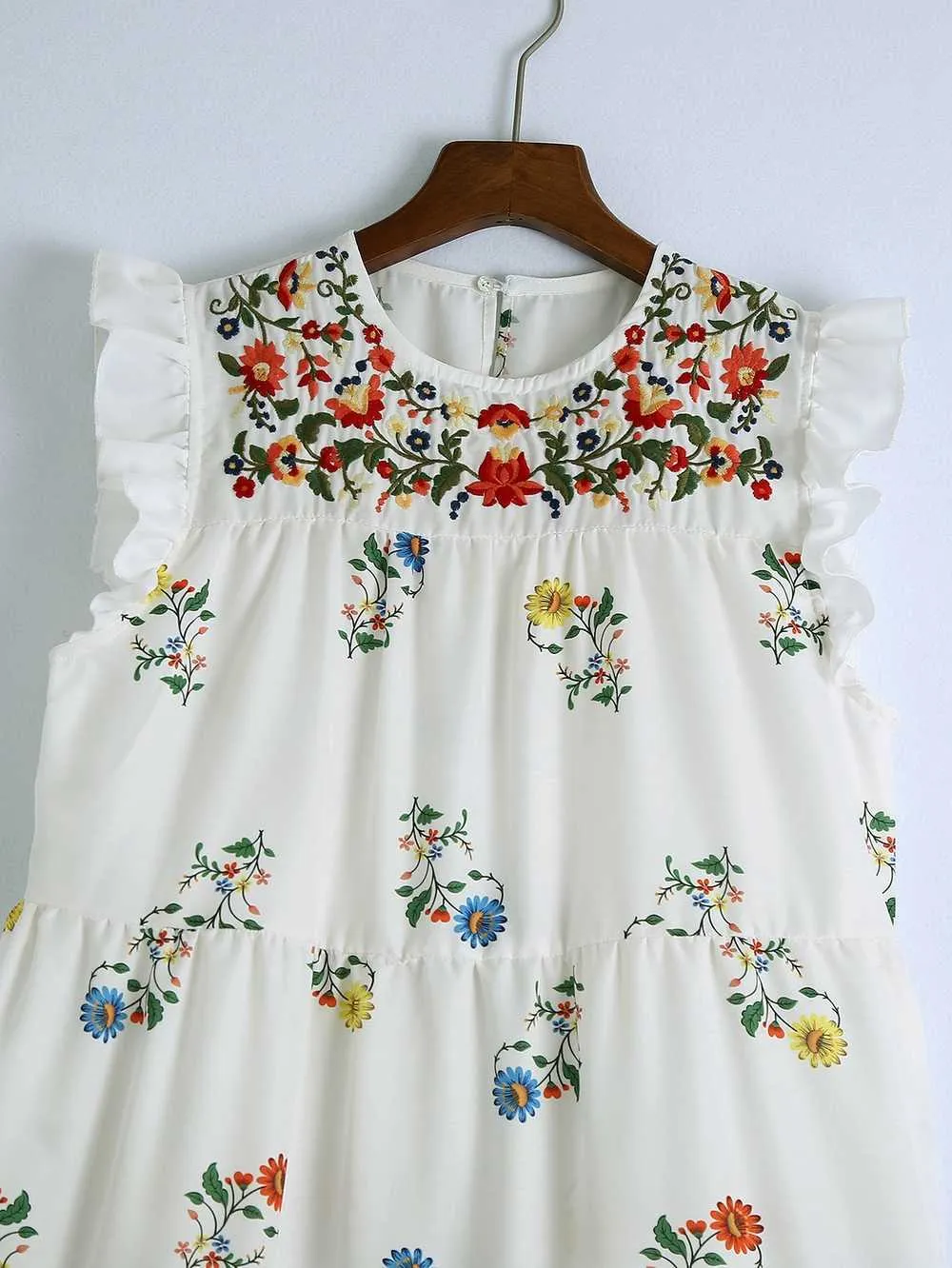 Floral Embroidery Dress Summer Fashion O-Neck Smocking Women White Dresses 210602