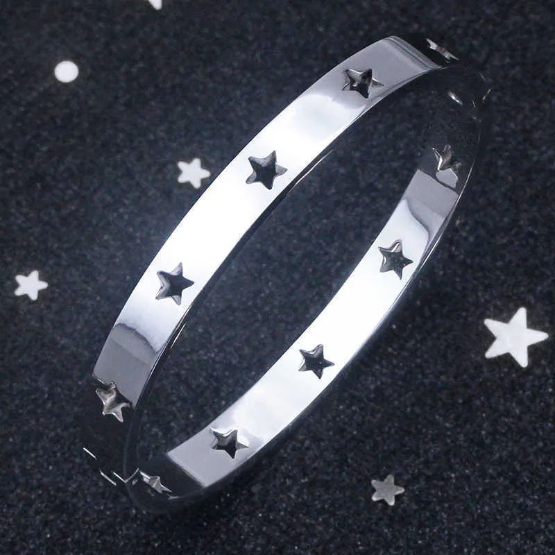 Fashion Personality Men and Women Bracelet Jewelry Us Version of the Five-pointed Star Hollow Buckle Titanium Steel Bracelet Q0717
