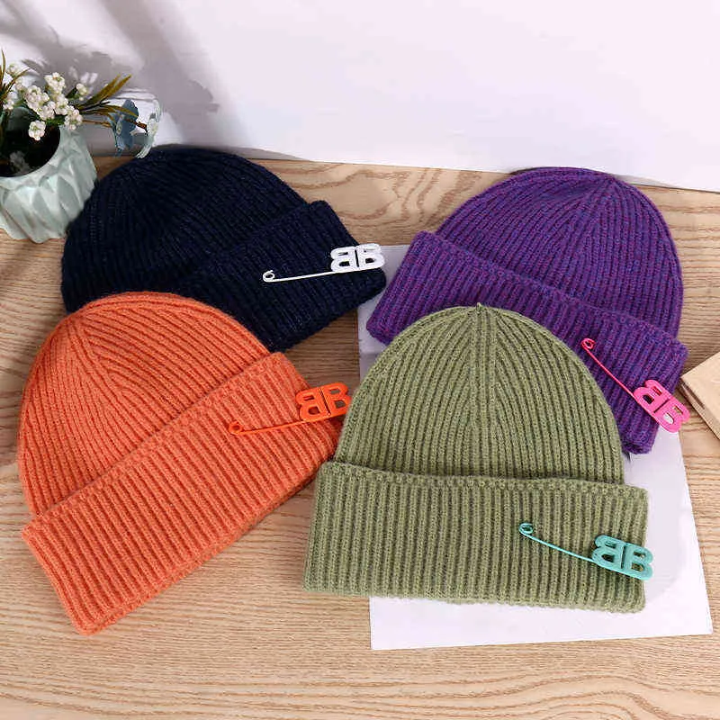 Nuovi cappelli invernali in tinta unita le donne Berretto lavorato a maglia spesso caldo Moda femminile Cap Cappellini Hip Hop uomo Ragazze Bonnet con spilla Y21111
