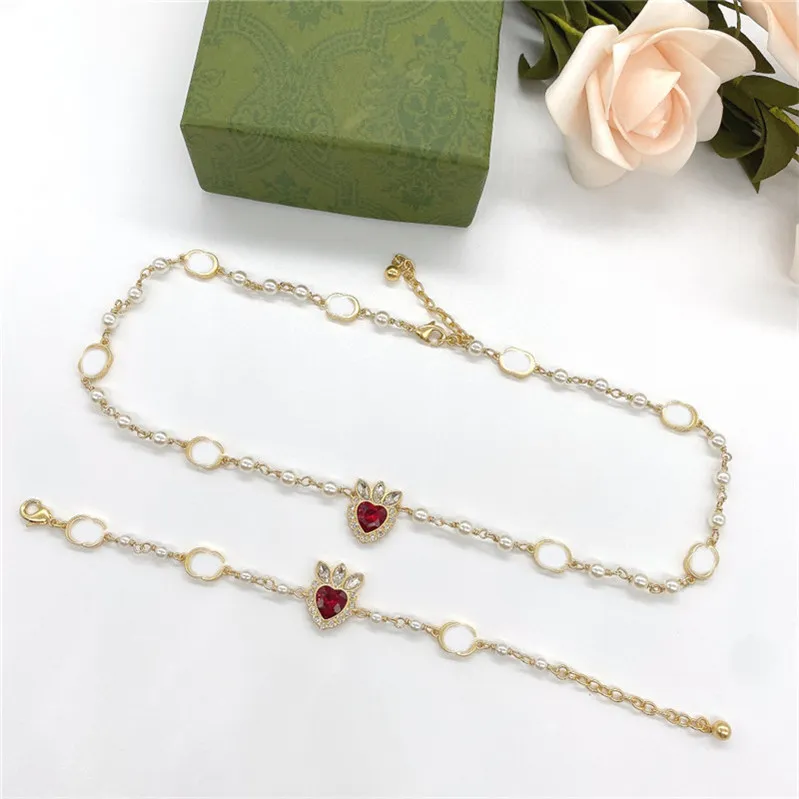 Chic Ruby Diamond Pearl Necklace Armband Designer Double Letter Pendant Neckor Love Heart Rhinestone Armband Smycken Sets222C