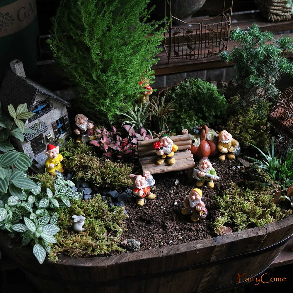 Set of 7 Miniature Fairy Garden Gnomes Dwarf Figurines Mini Resin Garden Gnomes Elf Figures Funny Bonsai Micro Statue Decoration 210811
