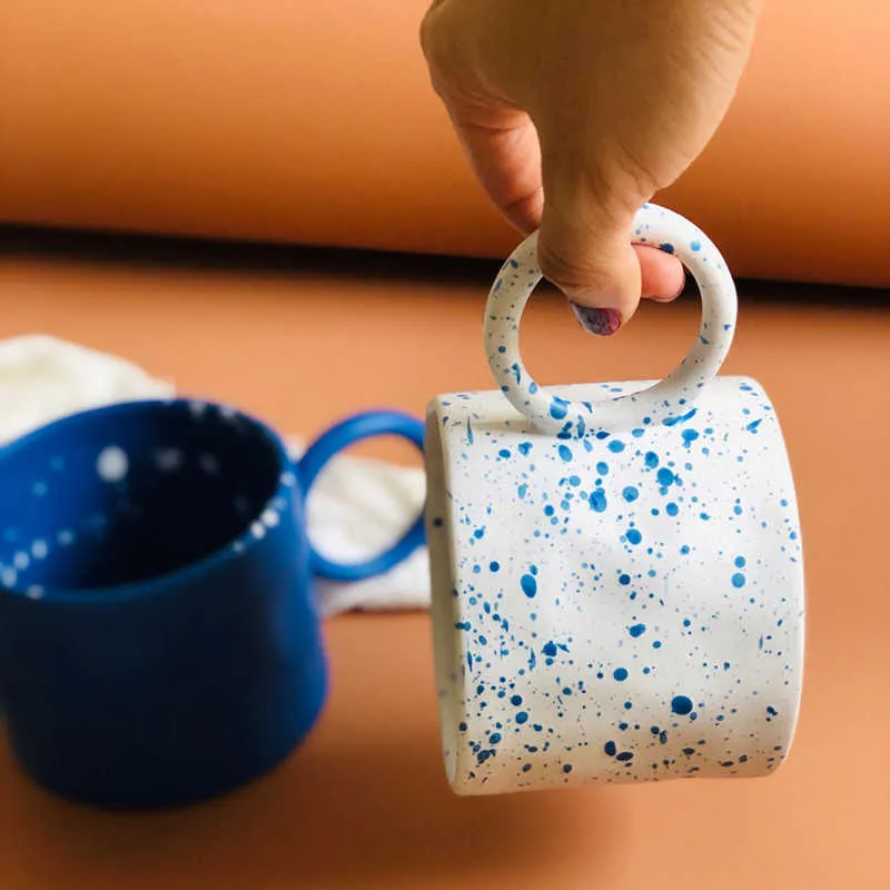 Big Earring Cup Ins Coffee Mug Handle Pizzicamento Blu / Bianco Ceramica s con puntini Rughe Latte 210804