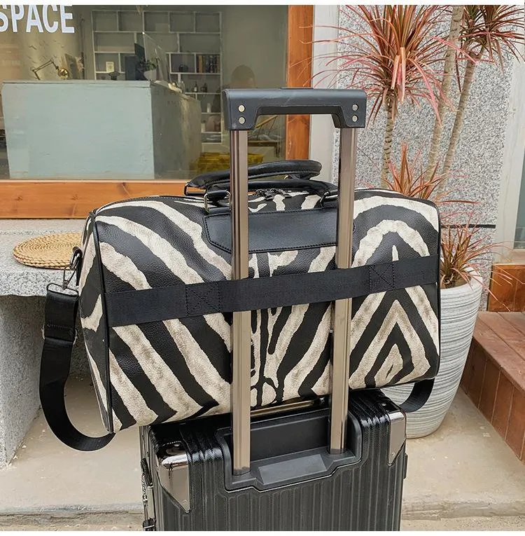 Duffel Çantalar Zebra Baskı Kadın Seyahat Çantası Büyük Kapasite Çantası Deri Stripe Duffle Büyük Tote Hafta Sonu WO333F için Gece Salonu