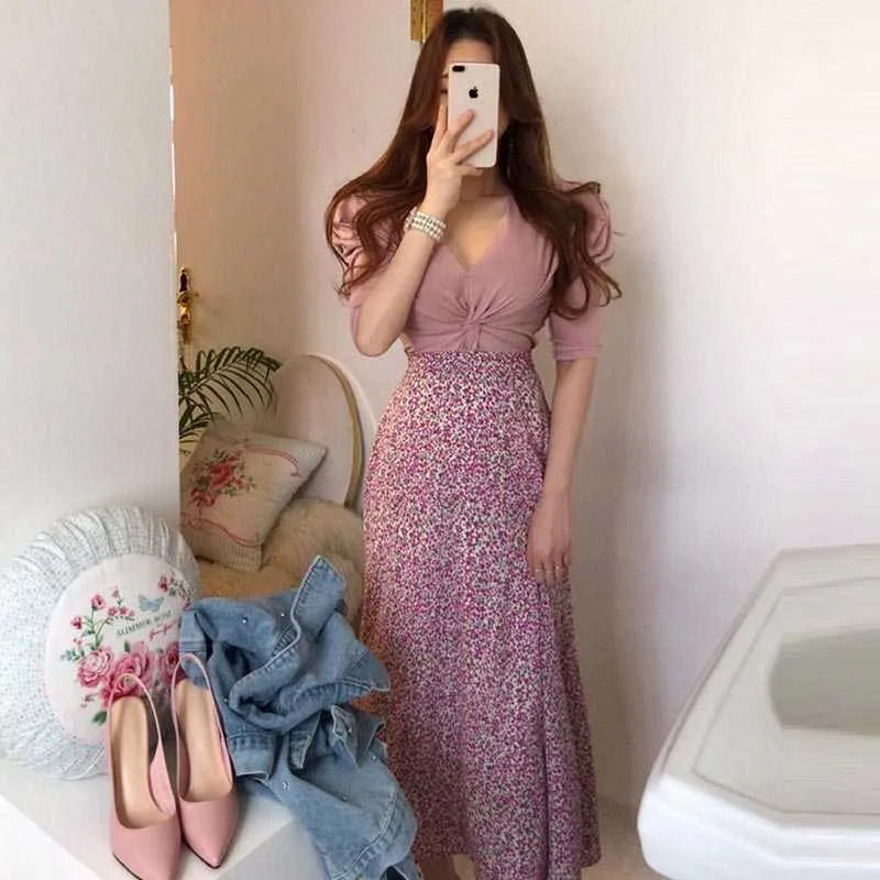 Korejpaa Kadınlar Elbise Setleri Yaz Kore Chic İhale V Yaka Kink Kabarcık Kollu T-Shirt Ve Yüksek Bel Pembe Çiçek Etek Suit 210526
