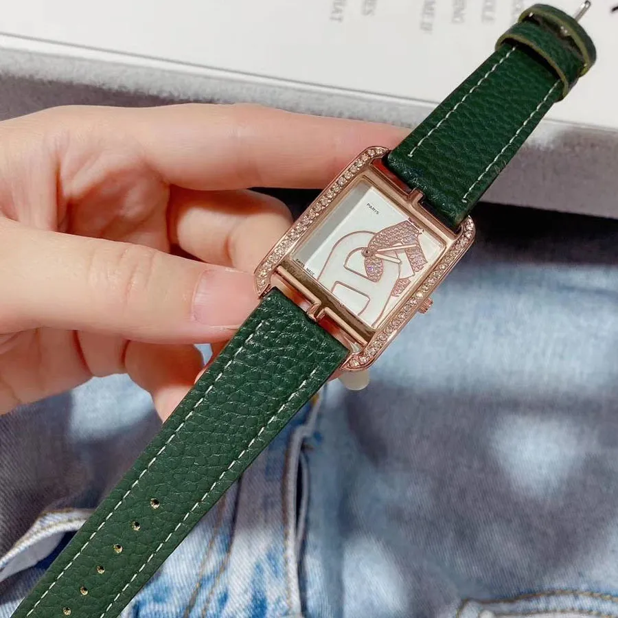 Marque de mode Regardez pour les femmes Lady Girl Crystal Rectangle Style Strap en cuir Quartz Wrist Watch He024629688