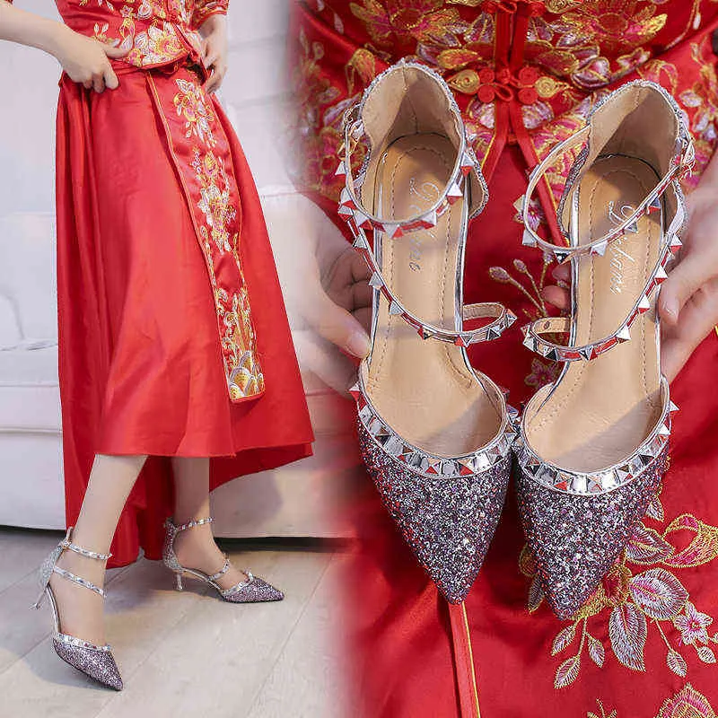 ドレスシューズプラスサイズ42女性サンダルリベットポンプ先の尖ったつま先のある結婚式の靴女性ポンプキラキラドレスシュー