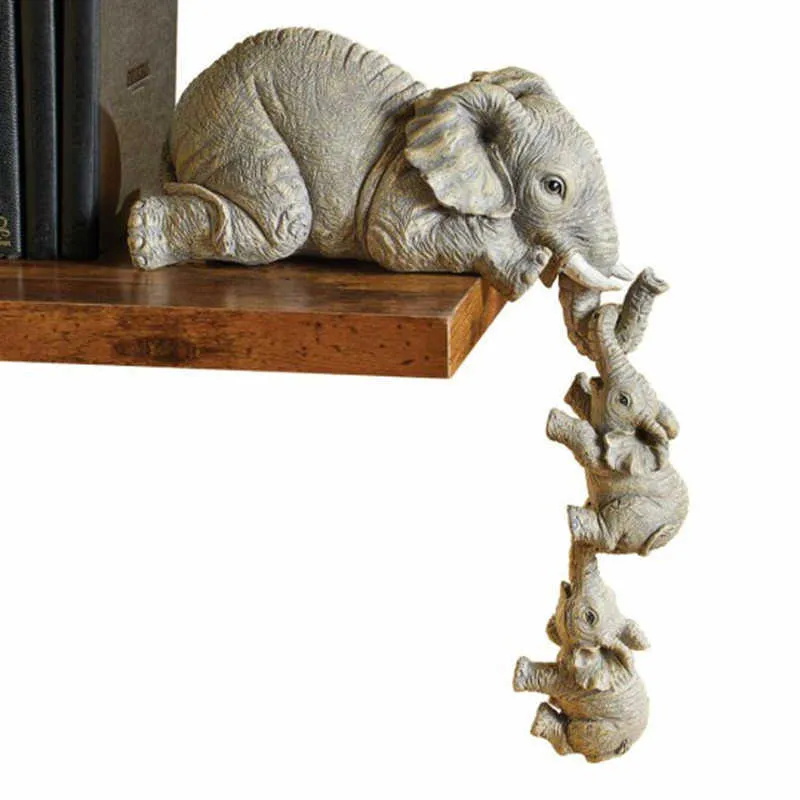 Statuette in resina dipinta a mano con elefante sitter 3 pezzi Madre e due bambini appesi al bordo del tavolo Stock 210804