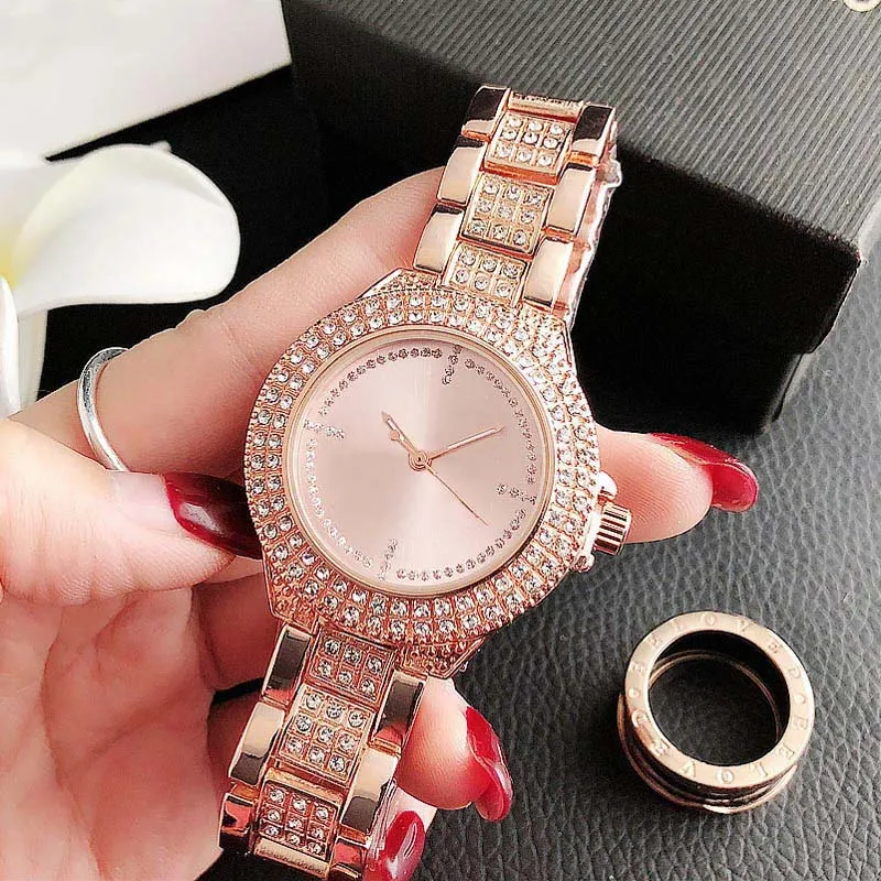 Brand Watches Women Girl Crystal Big Letters Stil Stahlband Quarz Handgelenk Uhr M906660609