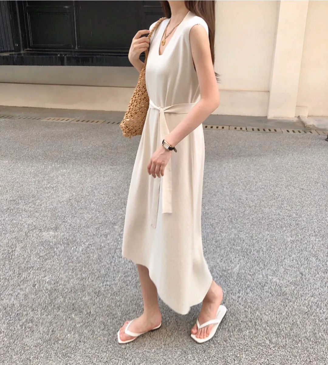 Sommar stickad ärmlös kvinna lång klänning v-nacke bälte asymmetriska klänningar koreanska vintage eleganta damer vestidos femme 210513