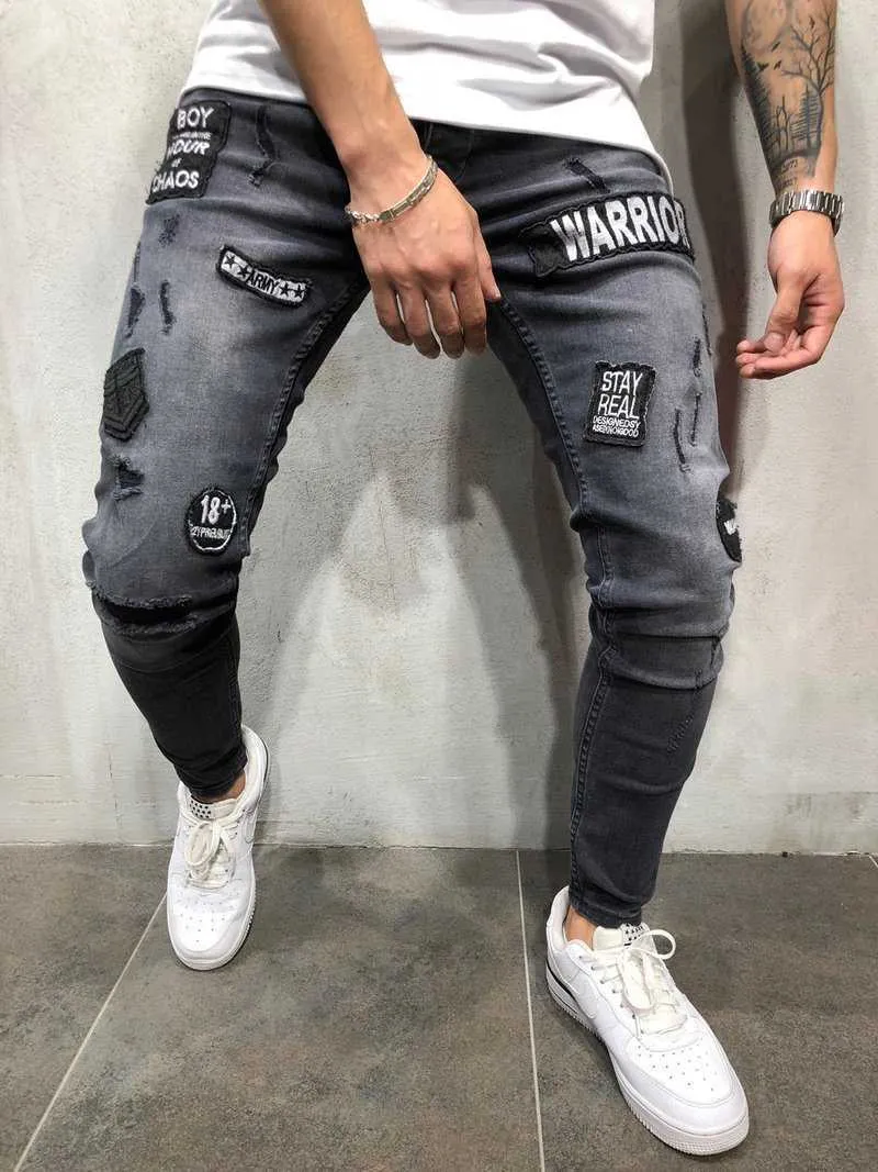 2021 Tendance de la mode pour hommes Jeans skinny gris Black Ripped Badge Patch Gaultier Homme Streetwear Small Foot Jeans pour hommes X0621