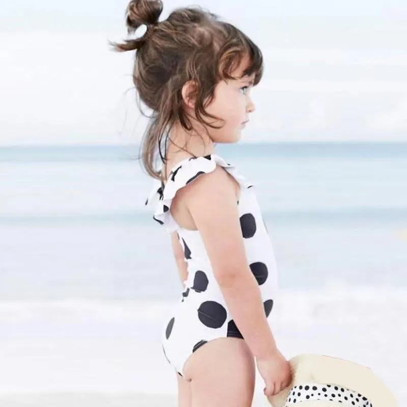 2021 Girl Dots Maillot de bain Enfants Polka Dot Ruffle Spa Beach Beach Maillot de bain Mignonne Enfants Enfants Une pièce Suit Enfant Enfant Kiding Cuisson C6982