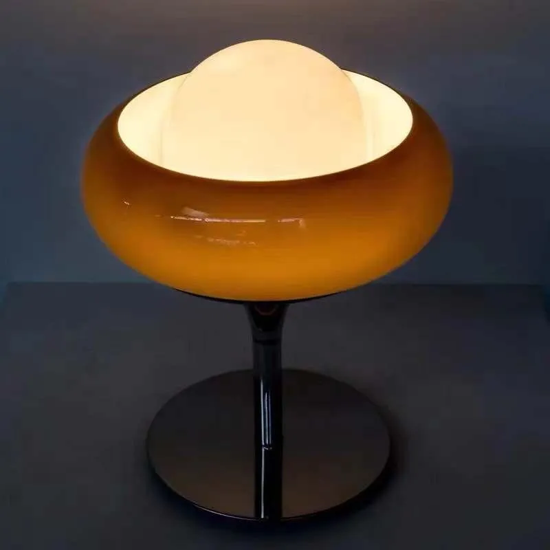 Tischlampen Nordic Egg Tart Lampe im japanischen Stil Braun Retro Cremeweißer Lampenschirm Eisenboden Schlafzimmer Nachttischdekoration317i