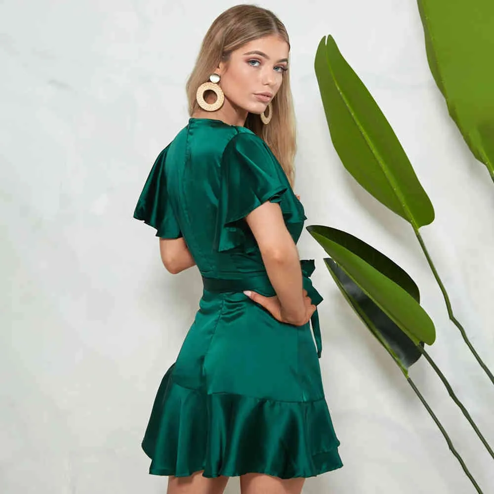 Женщины Deep V-образных шейных оборками Мини-платье Зеленый атлас Sashes Низкорезание асимметричные короткие платья Vestidos летняя вечеринка одежда 210517