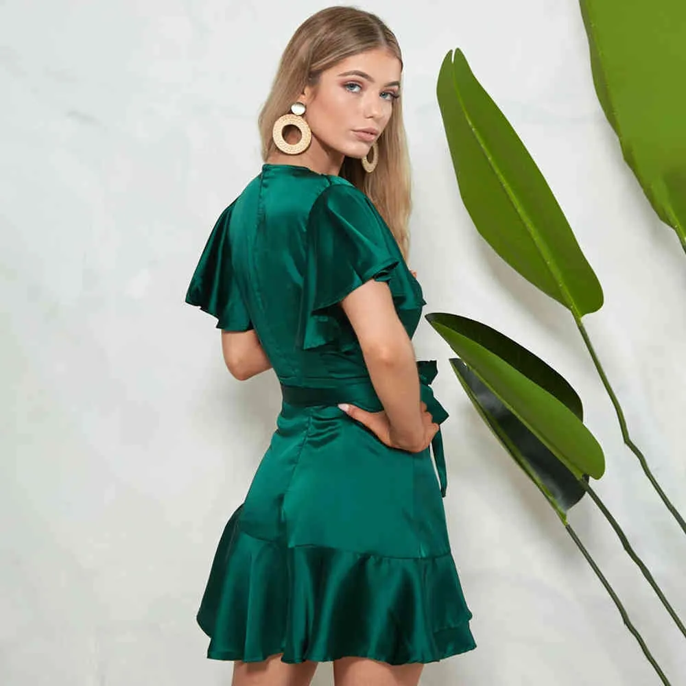 Mulheres profunda V Neck Ruffles Mini Vestido Verde Satin Sashes Baixo Corte Assimétrico Vestidos Curtos Vestidos Verão Partywear Robes 210517