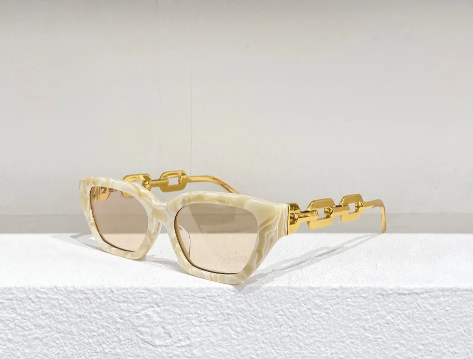 Gold Black Cat Eye Solglasögon Dark Grey Lens 1474 Kvinnor Fashion Solglasögon UV -glasögon med Box193Z