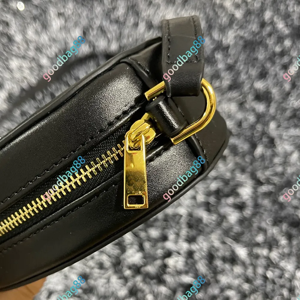 Маленькие кожаные изделия сцепления с кожаными изделиями поперечное овальное кошелек в гладком дизайнере кожи на плечевой сумке