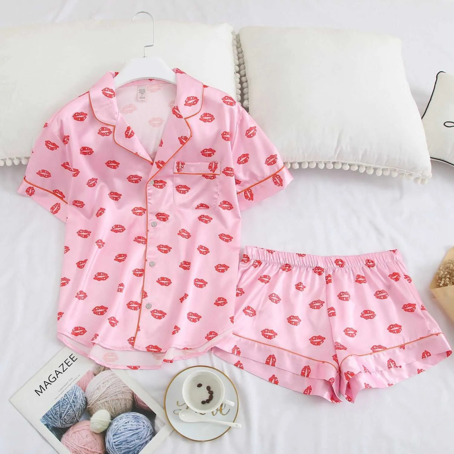 패션 여름 Pijamas 여성 세트 2 조각 짧은 잠옷 여자 핑크 입술 인쇄 잠옷 라운지 착용 새틴 실크 PJS 홈웨어 210622