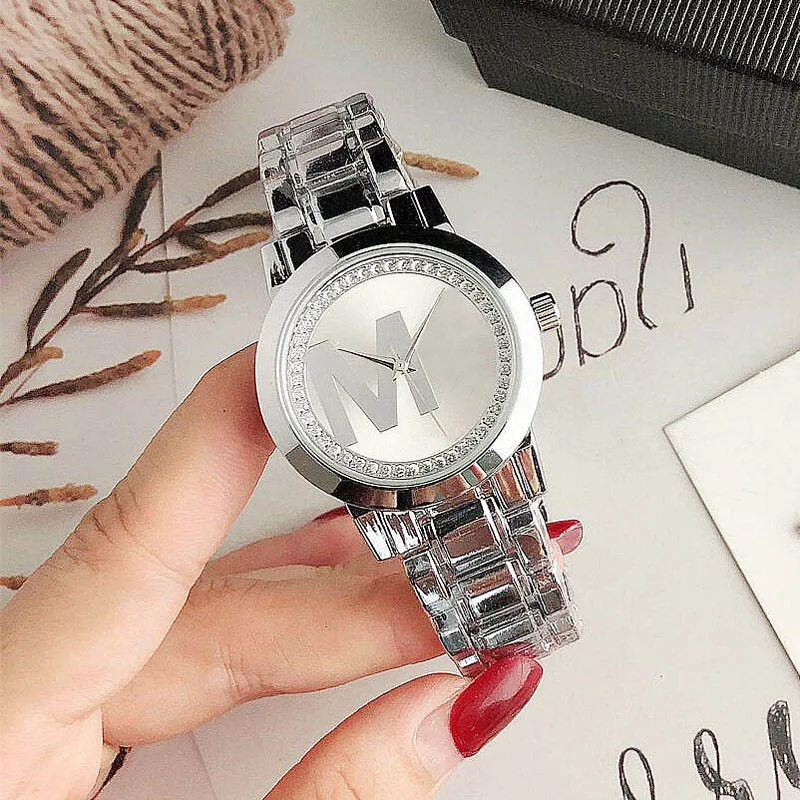 Merk Horloge Vrouwen Meisje Kristal Grote Letters Stijl Metalen Stalen Band Quartz Horloges M124