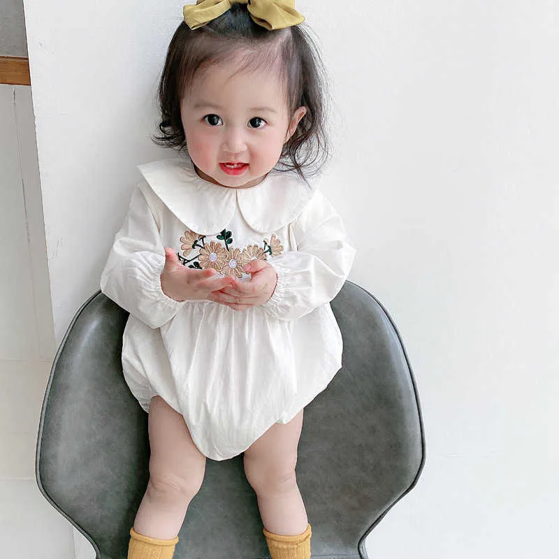 Koreaans geboren zomer baby meisjes romper baby borduurwerk witte bodysuits peter pan kraag katoenen kleding kleding 210615