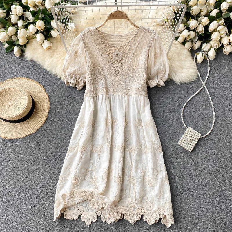 Bohemian Beige / White Hollow Out Broderad Klänning Sommar Vintage O-Neck Kort Puff Sleeve Vacation Beach Vestidos Kvinna 2021 Y0603