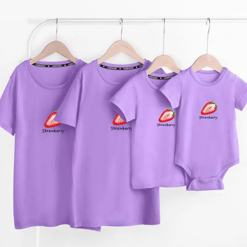 Летняя семья выглядит подходящие наряды футболки одежда мать отец сын дочь дети детская клубника печать 210429