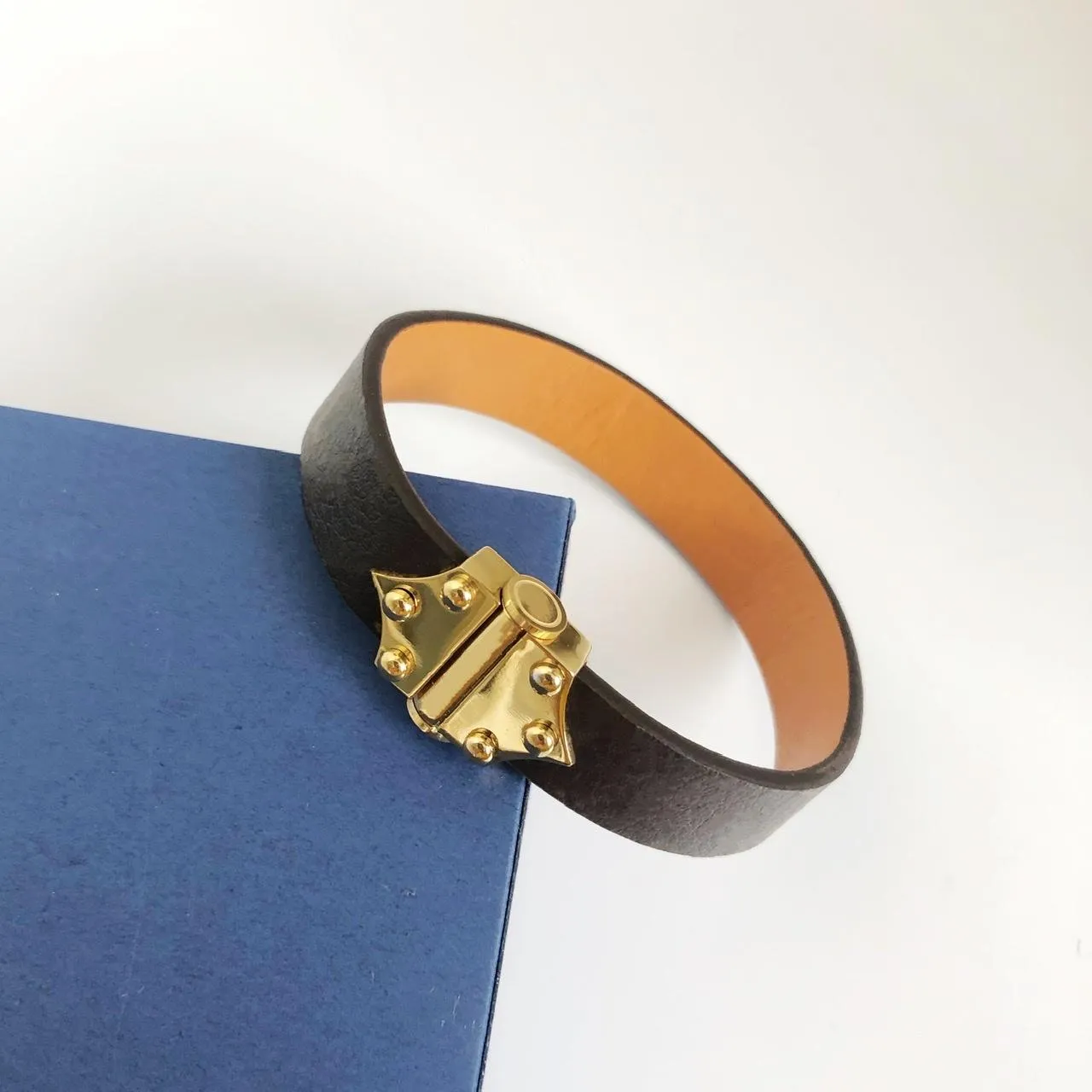 Luxe sieraden Vrouwelijke lederen designer Bracelet met Gold Heart Brand -logo op een high -end elegant modearmband Holiday Gift 1231Y