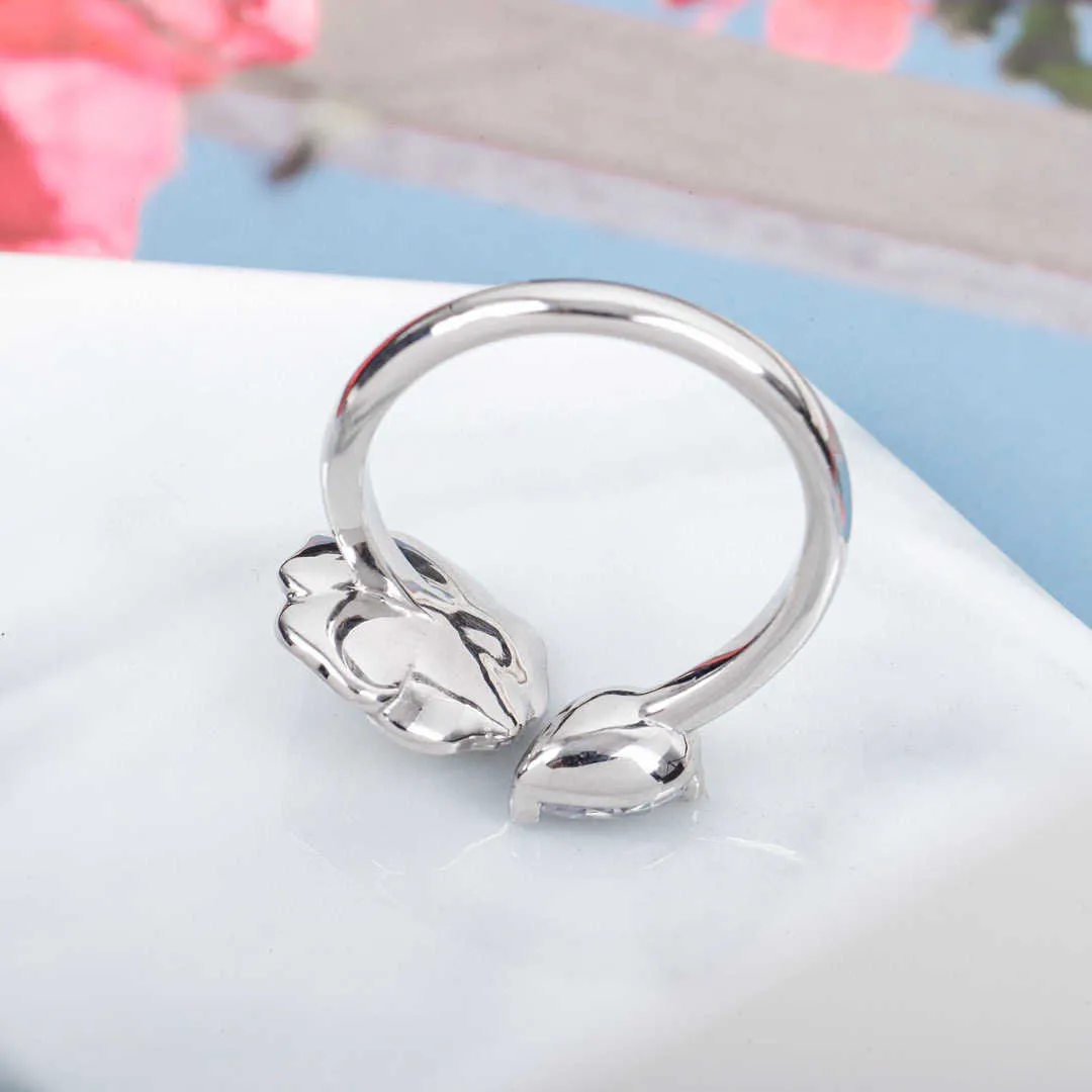Marca de luxo pura 925 prata esterlina jóias rosa camélia diamante trevo flor anéis de casamento qualidade superior design fino party233k