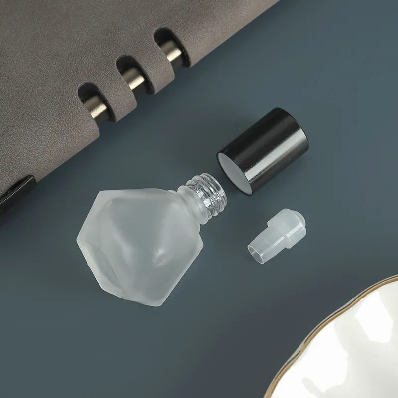 Groothandel 8 ml auto luchtverfrisser opknoping parfum diffuser lege matglas fles voor essentiële oliën auto decoratie