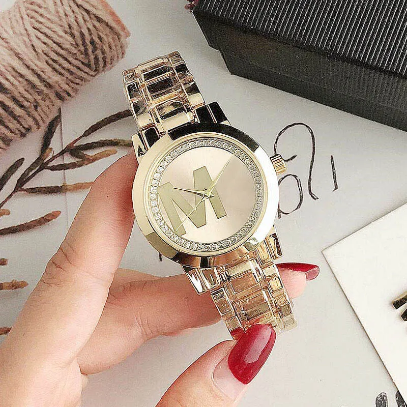 Merk Horloge Vrouwen Meisje Kristal Grote Letters Stijl Metalen Stalen Band Quartz Horloges M124