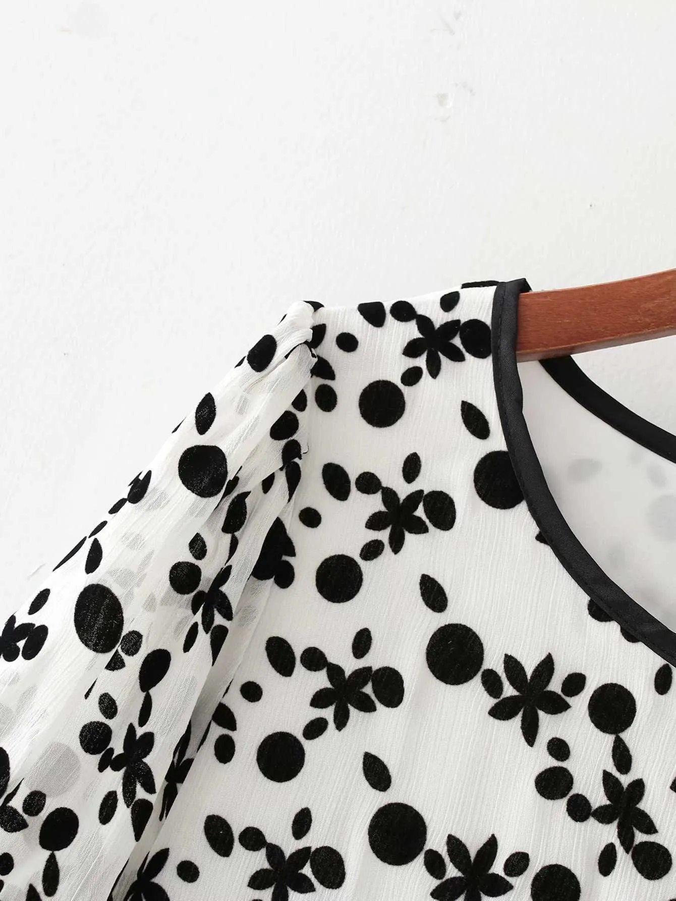 ブラックドットフロッジ装飾夏半袖女性カジュアルミディドレスキーホールバックハイウエストシフォン210604