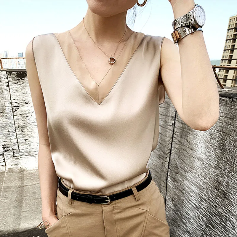 Lucyever Elegantes ärmelloses T-Shirt mit V-Ausschnitt Frauen Sommer Büro Satin Seidenhemden Tops Frau Solide Chic Plus Size Bluse 4XL 210521