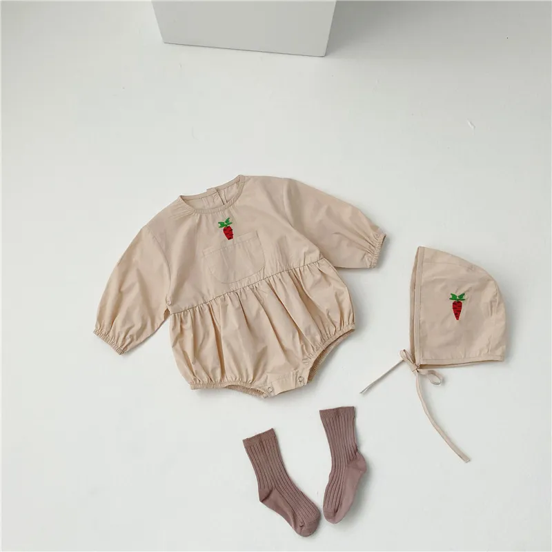 Koreansk stil Gullig morotbroderi Jumpsuits med Cap Baby Girls Bomull Bodysuits One-stes 210508