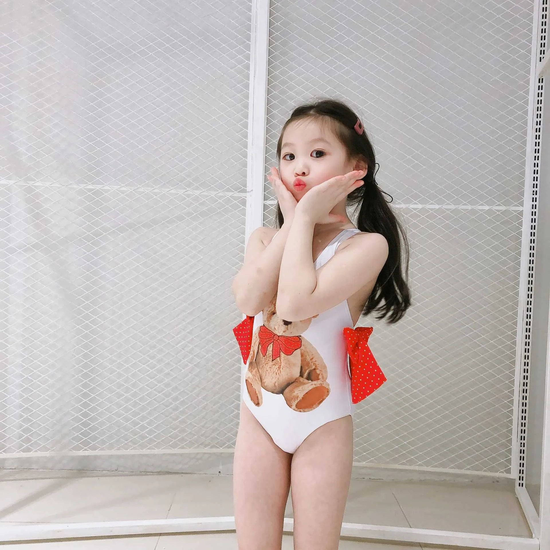 Lovely Bear Baby Girls Swimwear Ruffles Bows Baddräkt för barn Toddler 12m Cartoon Bating Suit 210529