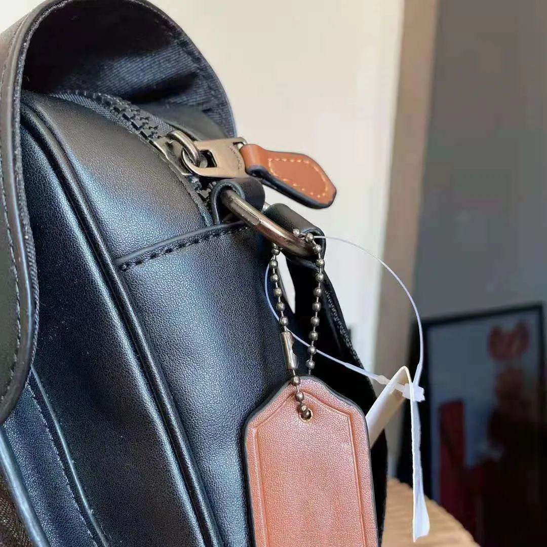 Unisex erkek messenger çantaları siyah evrak çantaları tasarımcı crossbody moda patchwork omuz çanta harfleri kasplar kapak çapraz vücut274w