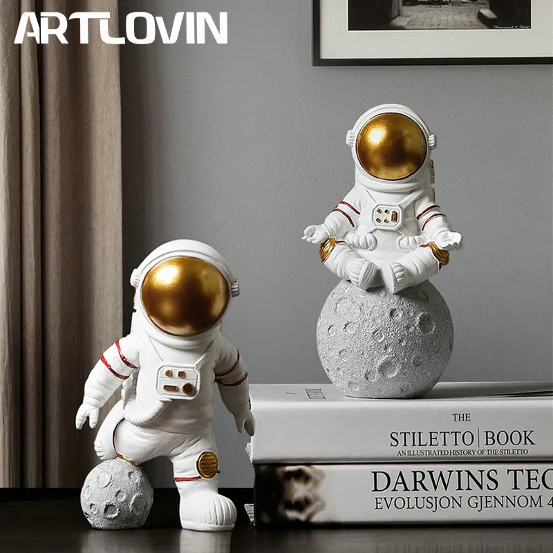新しいモダンな家の装飾宇宙飛行士のフィギュアマンボーイフレンドの誕生日プレゼント抽象的な彫像ファッションスペースマン彫刻ゴールドカラー2260Q