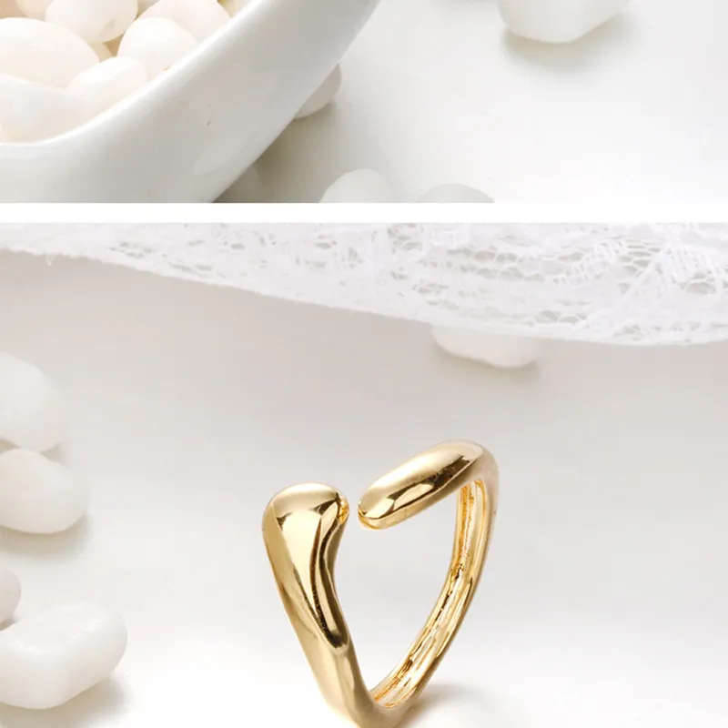 Nieregularny gładki pierścień otwartego paska w kształcie litery V prosty temperament biżuterii Akcesoria biżuterii miedziane z prawdziwym złotem regulowanym 272W