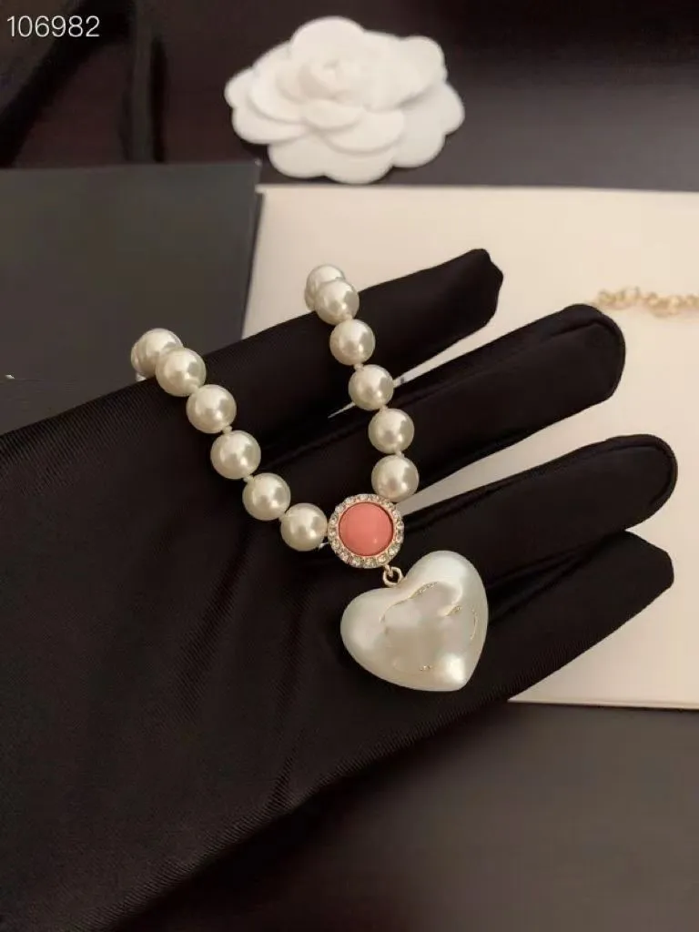 Роскошный бренд, ожерелье с подвеской в виде логотипа, белое сердце, жемчуг, подвеска, бусины, короткая цепочка для дизайнерских женщин, Jewelry2791