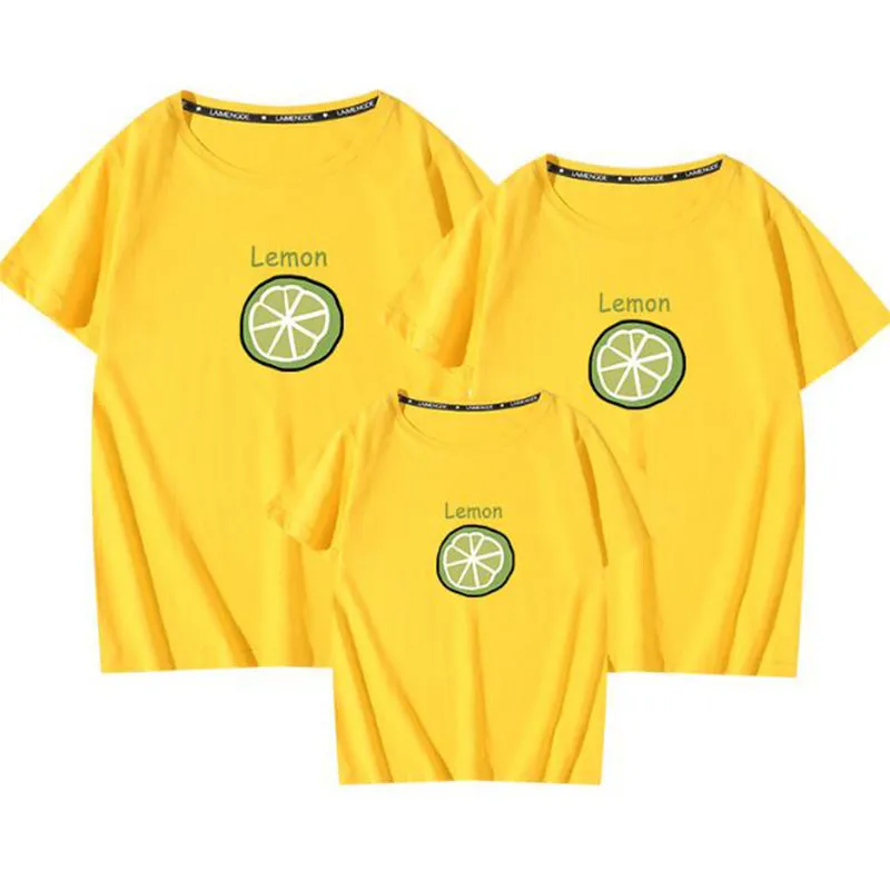 Look la famiglia Abiti coordinati T-shirt Vestiti Madre Padre Figlio Figlia Bambini Bambino Estate Stampa limone 210429