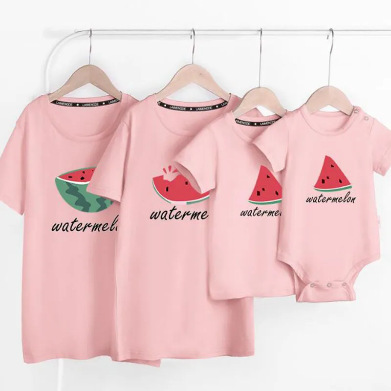 Familj ser matchande outfits t-shirt kläder mor far son dotter barn baby rompers tecknad vattenmelon 210521