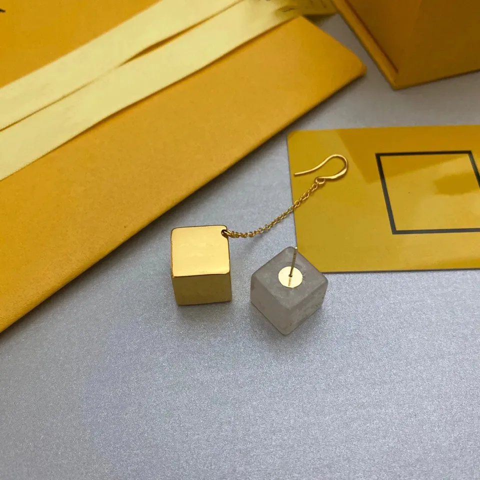 Orecchini quadrati asimmetrici con dadi acrilici Orecchini da donna in ottone dorato moda4931336