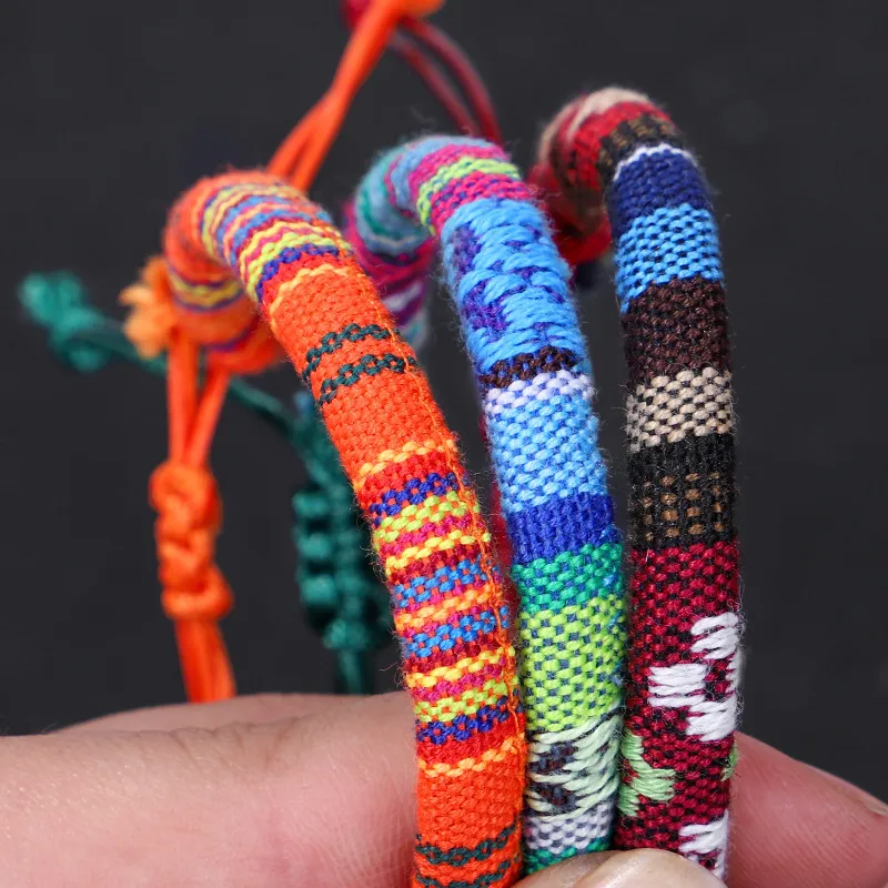 Bracelet Couleur Coton Corde à main Corde à main tissée Bracelet de motif de fleurs géométriques irrégulières