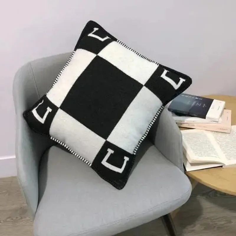 Almofada com letras Travesseiro decorativo de marca Almofada de designer de luxo Almofadas modernas Capas internas de algodão para decoração de casa