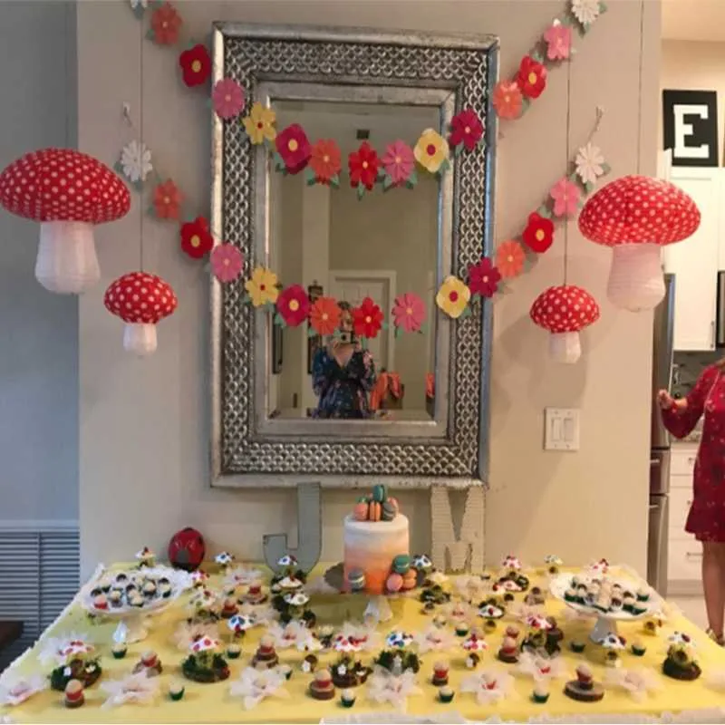 Grandi lanterne di carta a forma di fungo decorazioni feste di compleanno appese sullo sfondo di ornamenti di funghi 3D baby shower Nurs Q0810230h9934431