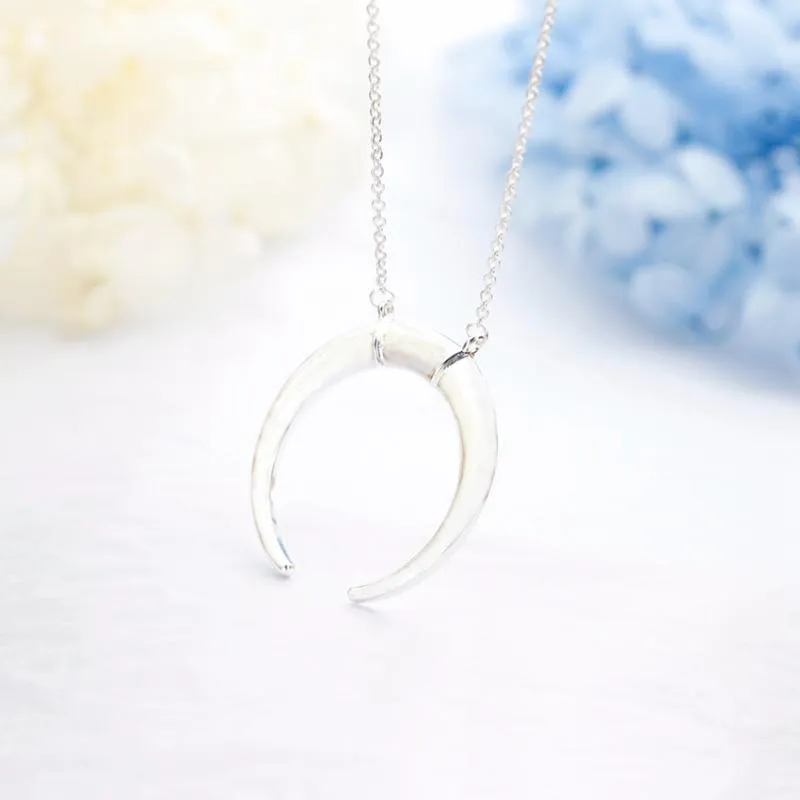 Déclaration Horn Crescent Moon Pendant Collier à longue chaîne pour femmes Bijoux Simple Gift Gift Kolye Bayan Colliers 2808