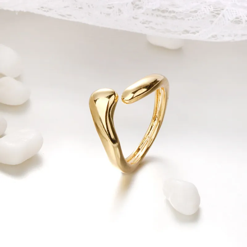 Nieregularny gładki pierścień otwartego paska w kształcie litery V prosty temperament biżuterii Akcesoria biżuterii miedziane z prawdziwym złotem regulowanym 272W