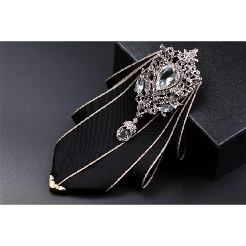 Män Business Slips Chic Bröllopsfest Alloy Metal Head Rhinestone Bow Tie Broscher Set Women Handkerchief Pocket Square Bowtie