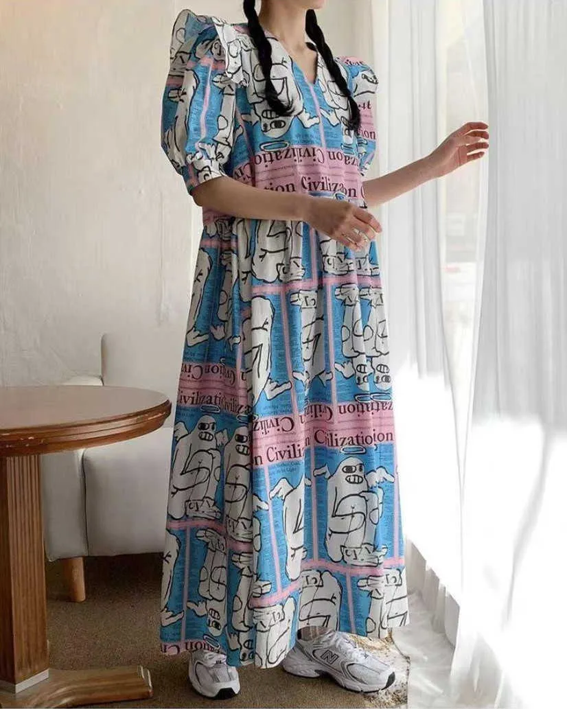 Korejpaaの女性のドレス夏の韓国のシックな西洋風面白いコミックス落書きVネックビッグスイング形のパフスリーブVestidos 210526