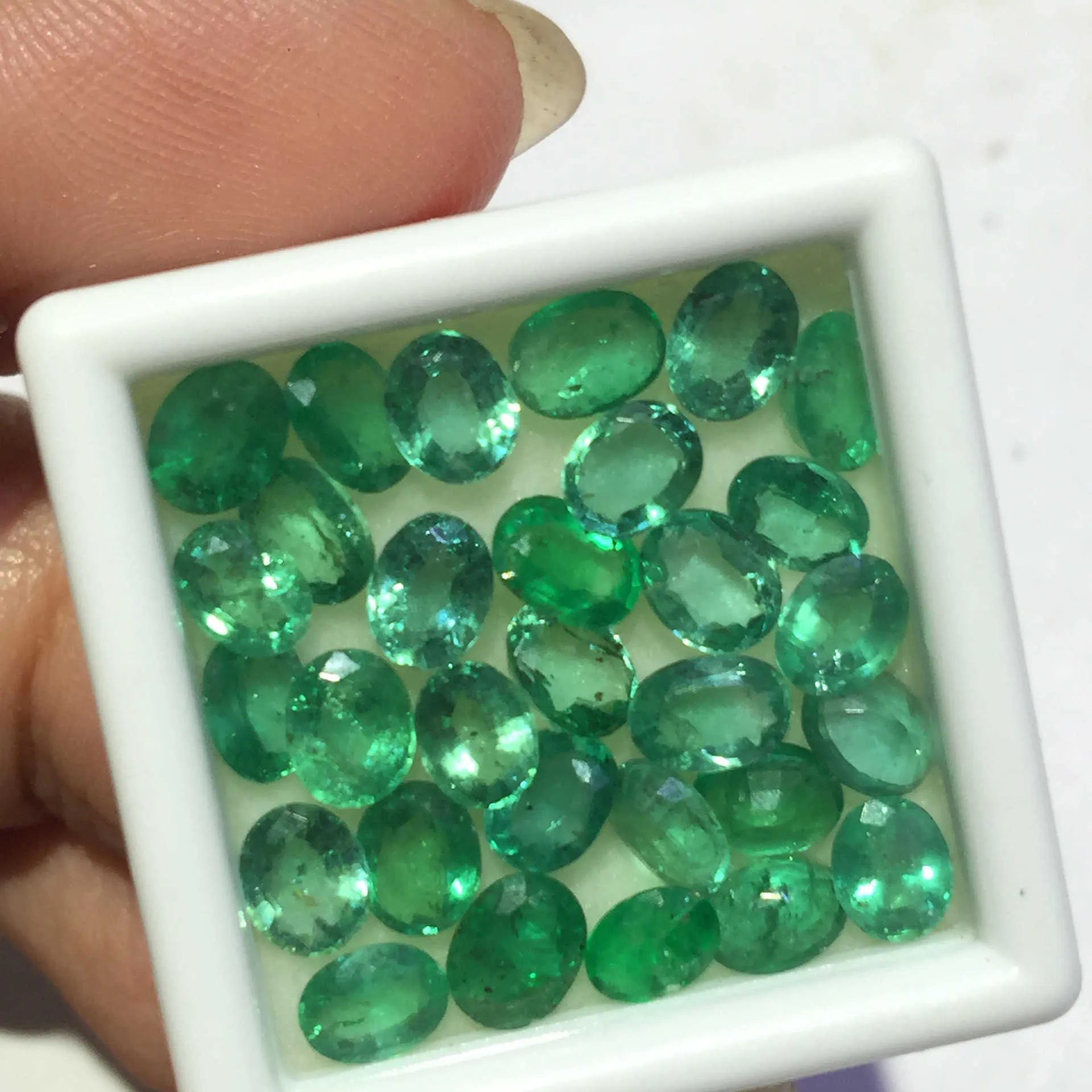 ECHSUN echte natürliche Smaragd-Edelsteine für Ring-Halsketten-Ohrringe-Armband-Anhänger Kolumbien AAAA4M*5MM Edelstein in Großpackung 1 Stück/Los H1015